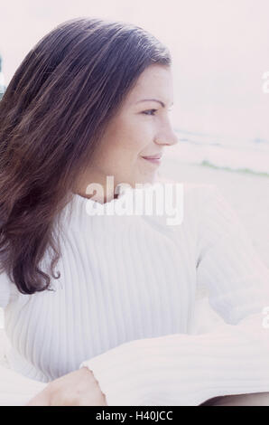 Spiaggia, donna, pullover a maglia, con le braccia incrociate, sorriso, dettaglio, 20-30 anni, 23 anni, giovani, dai capelli scuri, Visualizza pagina, corso, naturalezza, attendere, godetevi la pazienza, pazientemente, equilibrio, soddisfazione, ricreazione, riposo, piacevole sensazione, vacanze, tempo libero Foto Stock