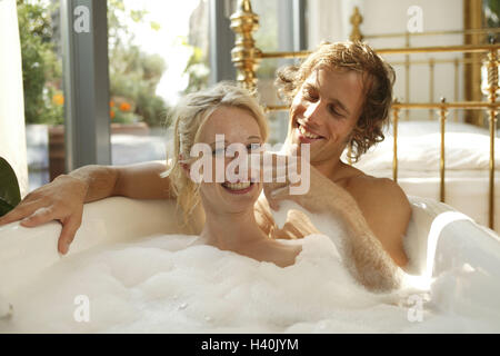 Camera da letto, bagno, giovane, buon bagno, insieme, ricreazione, 20-30 anni, partenariato, rispetto, amore, cade nell'amore, il romanticismo, la bolla bagno, dispongono di una vasca da bagno, cura, cura personale, per l'igiene del corpo, godetevi, riposo, take it easy, assegno, di affetto, di tenerezza, touch, eroticamente, divertimento, svago, felice, disposizione interiore, interno, setup, stravaganti, letto in ottone, lusso, all'interno, live, insolitamente, estremamente Foto Stock