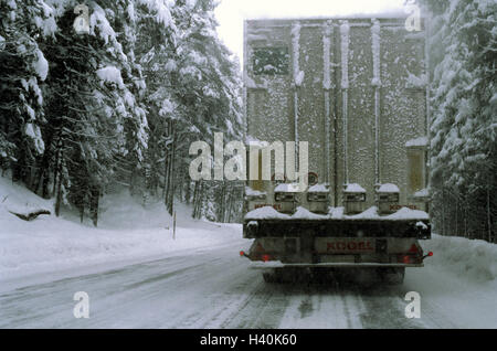 Gli inverni, Federal Highway, traffico, coperta di neve road, carrello, vista posteriore, mark rendere irriconoscibile invernale relazioni di strada, traffico invernale, street, traffico di veicoli a motore, nevicata Foto Stock