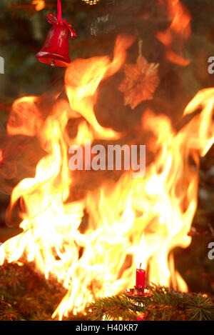 Albero di natale, blast, dettaglio, Natale, la vigilia di Natale, incidente, sfortuna, incendio, incidente, incendio, fiamme, pericolo e la situazione di pericolo, distruzione, candela, decorazioni natalizie Foto Stock