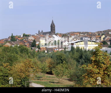 Germania, Saarland, Neunkirchen, vista città, chiesa, Europa, città, hut park, vista città, case, case, chiesa parrocchiale, estate Foto Stock