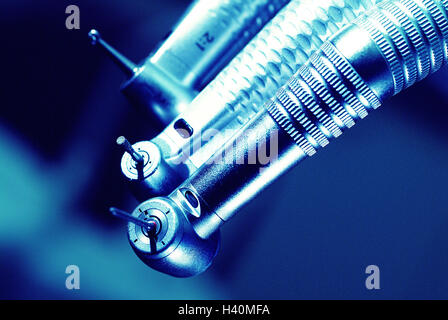 Dentista in pratica, trapanare in modo diverso, dettaglio, monocromatica, odontoiatria, dentista, pratica, medicina, strutture mediche, del dentista trapano, trattamento medico, cog-trattamento medico, dolori, trapanare, trail, liscia, infelicemente, paura, carie, trapano a turbina, la turbina, angolo pezzo, cog trapani trapani dentistici, cog-strumento medicale, cog-strumenti medicali, trapanare, trapani, metallo, acciaio, foratura corona, still life, la fotografia del prodotto, blu Foto Stock