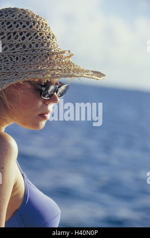Mare, donna, cappello di paglia, occhiali da sole, battistrada donna ritratto, ritratto, vista laterale, giovane, vacanziere, vacanze, di riposo e di svago, godetevi, vi sun se stessi, prendere il sole, dreamily, cura, copricapo, solare, cappello, occhiali, crema solare, occhiali antisun Foto Stock