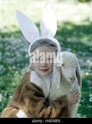 Prato, ragazza, lepre è costume, agnello, abbracciare, ritratto, pasqua, festa di Pasqua, bambino, infantile, infanzia, rivestimento, pannelli, costume, lepre le orecchie, agnello pasquale, Nestle, animale-amare, animale-amare, animale amicizia, ritratti di bambini Foto Stock