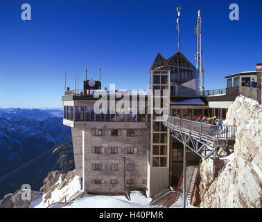 Austria, Tirolo, Zugspitze, terminale superiore, terrazza, turistico, Europa, montagne, Alpi montagna Zugspitze vertice vertice austriaco, gamma di Wetterstein, stazione di vertice, ferrovia di montagna, ristorante, ristorante di montagna, gli ospiti, i visitatori, visualizzare il turismo, neve, luogo di interesse Foto Stock