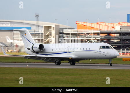 Jetair societé Flug Canadair Jet regionale CL-600 CRJ-200 D-AAIJ uscire dall'Aeroporto di Luton, Regno Unito Foto Stock