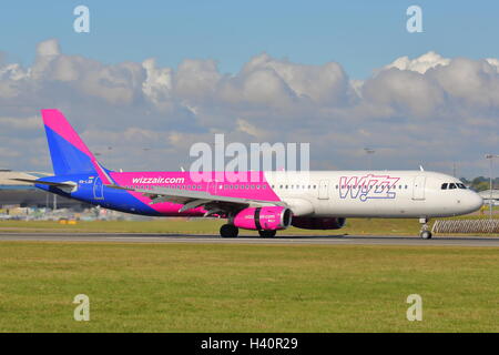 Wizz Air Airbus A321-200 HA-LXB l'atterraggio all'Aeroporto di Luton, Regno Unito Foto Stock