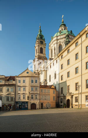 La mattina di autunno a Malostranske Namesti (Lesser Town Square) a Praga, Repubblica Ceca. La chiesa di San Nicola. Foto Stock