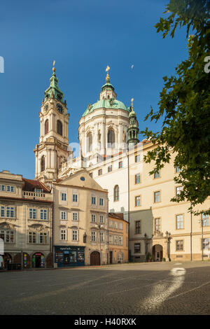 Autunno mattina in Lesser Town Square (Malostranske Namesti) a Praga, Repubblica Ceca. Foto Stock