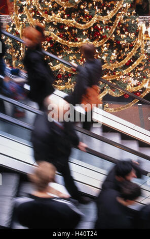 Department store, albero di Natale, scale mobili, clienti blur, Natale, yule tide, shopping center, per Natale, decorazione, decorazione DI NATALE, CHRISTMAS TREE, passante, persona, la fretta, stress, frenetico rush, movimento, lo shopping di Natale, Natale per Foto Stock