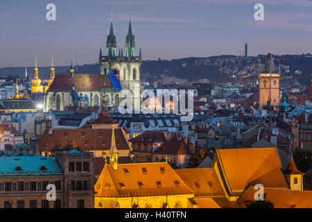 La notte scende nella citta' vecchia di Praga, Repubblica Ceca. Foto Stock