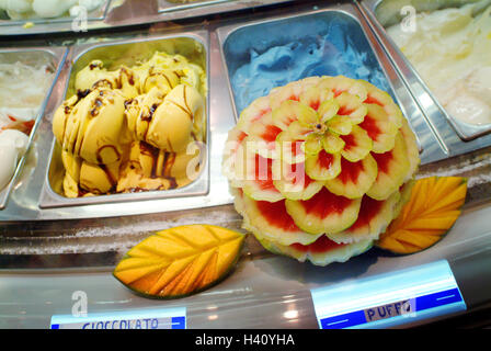 L'Italia, Verona, gelateria, gelati, frutta, Europa, Sud, Europa, Nord Italia, villaggio turistico, ghiaccio, ghiaccio, dolce ristoro, cibo, mangiare cibo, decorazione dessert, frutta, caramelle, congelato, prodotti lattiero-caseari, lattea gelato e frutta tropicale, ghiaccio cr Foto Stock