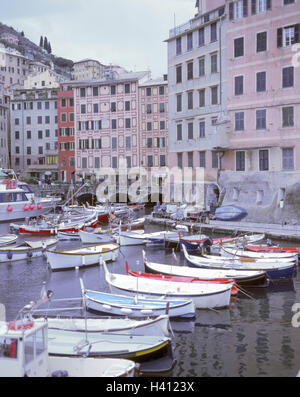 L'Italia, Liguria, Camogli, porto di pescatori, Europa Riviera Italiana, Riviera Tu il Levante, costa, il Mare Mediterraneo, località balneare, holiday resort, vista locale, case, bacini di Porto, porto, barche da pesca, stivali, destinazione destinazione di vacanza Foto Stock