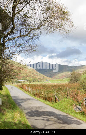 La testa di Cwm Pennant Valley e a distanza l Nantlle Ridge, Snowdonia National Park, North Wales, Regno Unito Foto Stock