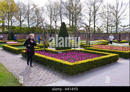 Visitatori al giardino Keukenhof in Lisse, Holland, Paesi Bassi. Foto Stock