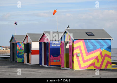 Colorate cabine sulla spiaggia, sul molo di Southend come parte dell'Estuario Festival, Essex Sep 2016 Foto Stock