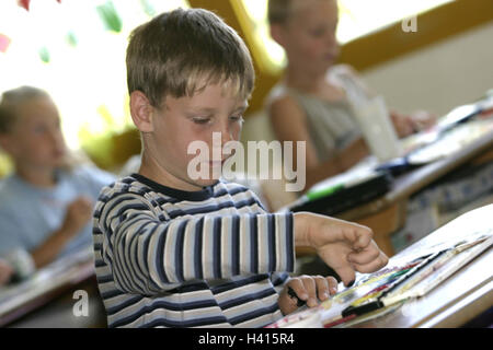 Aule, educazione artistica, boy, sketch pad, acquarelli, pollexes, scuola di impressione, lezioni, lezioni d'arte bambino, scolaro, 10 anni, la scuola boy, disegno, a volte, i colori, i colori della pittura, dito, vernice, colore, identificazione, impronte digitali Foto Stock