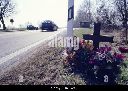 Strada, incidente, croce, fiori, Ti7, street, traffico, incidenti stradali, incidenti stradali, incidenti morte, vittima di incidente, morte, vittima, incidente automobilistico, incidente motociclistico, incidente, scena incidente, scena dell'incidente, croce commemorativa, memoria Foto Stock