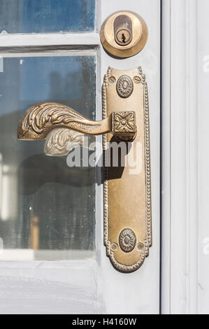 Maniglia in metallo su una vecchia porta di legno Foto Stock