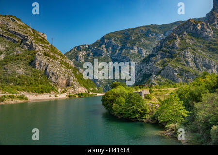 Montagne Prenj massiccio oltre Grabovica lago, lago artificiale nel fiume Neretva Canyon, Alpi Dinariche, Bosnia Erzegovina Foto Stock