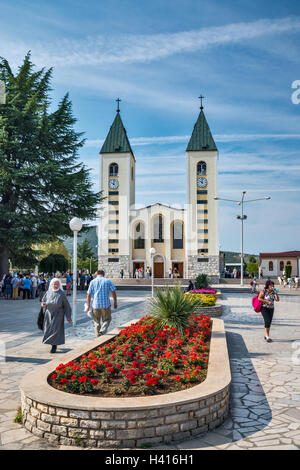 Letto di fiori a Saint James chiesa cattolica, luogo di pellegrinaggio, a Medjugorje aka di Medugorje, Bosnia Erzegovina Foto Stock