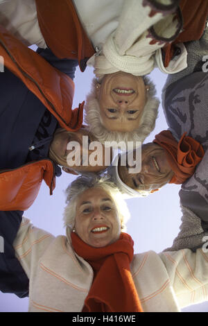 Coppie Senior, due, felice, stand circle, foto di gruppo, dal di sotto, 60-70 anni, anziani, coppie, migliore età, amicizia, amici, abbigliamento invernale, visualizza fotocamera, ridere, gioia, tempo libero, insieme, attività, gioia, allegria, felice, divertimento, svago, Foto Stock