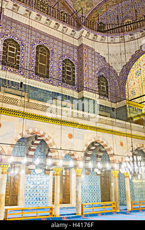 Le pareti in Yeni Cami (Nuova Moschea) rivestito con piastrelle colorate con diversi modelli, Istanbul, Turchia. Foto Stock