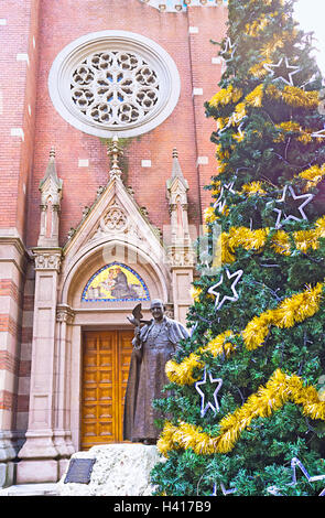 La statua di Papa Giovanni XXIII, dietro l'albero di Natale,, nel cortile di San Antonio è la chiesa, Istanbul, Turchia. Foto Stock