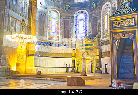 Il mihrab e minbar situato nell'abside della antica Hagia Sophia Foto Stock