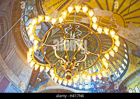 Il lampadario dorato con la cupola centrale di Hagia Sophia sullo sfondo Foto Stock