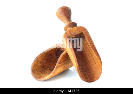 Due pale in legno per le spezie su bianco Foto Stock