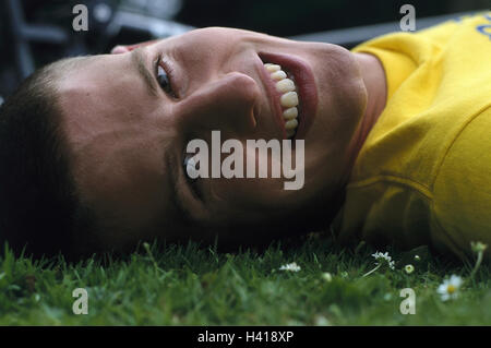 Prato, uomo felice, ritratto, fuori, parco, giovani, giacciono, rilassante, ricreazione, take it easy, riposo, estati, estivo, ridere, divertimento, close up Foto Stock