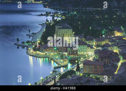 L'Italia, gardasee, Torbole, panoramica locale, notte fuori, Tu Lago di Garda, Oberitalien, Italia settentrionale, holiday resort, luogo, lago, panoramica, panoramica, illuminazione, atmosfera serale Foto Stock