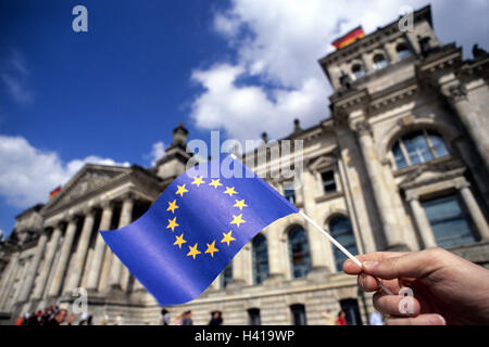 Germania, Berlino, Edificio del Reichstag, dettaglio mano d'uomo, UE, pendente, Europa, Brandeburgo, capitale, Reichstag, la sede di governo, governo, bandiera, la bandiera dell'UE, l'Europa, l'Unione europea, dell'economia, dell'industria, della politica Foto Stock