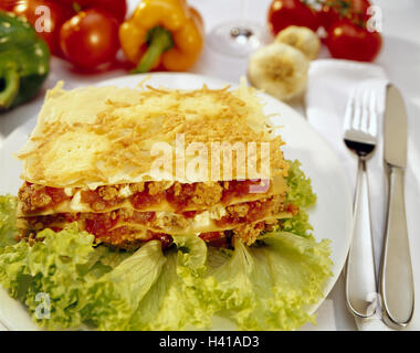 Piastra, strumenti, lasagne, insalata di verdure, still life, la fotografia del prodotto, piatto di pasta, piatto, cibo in Italiano, Italia, cibo, specialità, aglio, pomodori, paprica, close up Foto Stock