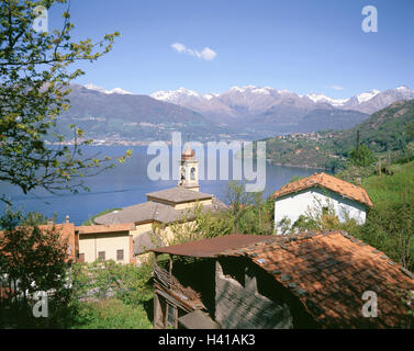 L'Italia, Lombardia, Lago di Como, a Dorio, vista locale, chiesa, Europa, Nord Italia, il paesaggio di montagna, montagne, Montagne, Lago Tu Como lago prealpini, luogo, case, case, chiesa parrocchiale, Steeple, rurally, idillio, destinazione holiday destinat Foto Stock