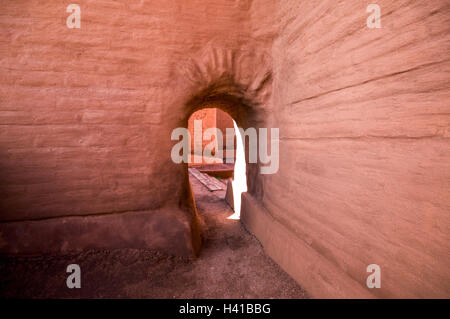 Un passaggio in corrispondenza della missione Pecos rovine nel Nuovo Messico, Stati Uniti d'America. Foto Stock