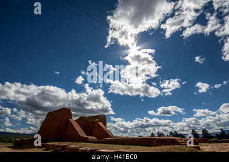 Nuvole sulla missione Pecos rovine, Pecos, Nuovo Messico, STATI UNITI D'AMERICA Foto Stock