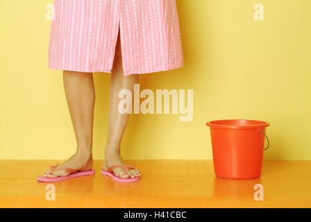 Casalinga, dettaglio, piedi, flip-flop, benne, donna, giovane, 20-30 anni, 24 anni, il piede femminile donna delle pulizie, casalinga la sua esistenza, smock, smock grembiule, casa smock, flip-flop, rosa, rosa, i lavori domestici, studio, all'interno, benna pulizia, benna per uso domestico, pulire, pulizia, pulizia, pulito e puro Foto Stock