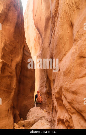 A scalatori fa il suo modo attraverso una Red Rock Canyon slot nel sud dello Utah Foto Stock