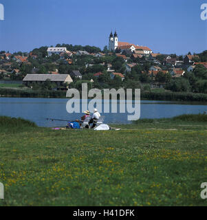 Ungheria, Balaton, Tihany, locale, vista lago, lago di disco, un luogo popolare per le gite, chiesa, Lakeside, pescatore, pesce, tempo libero e attività per il tempo libero, vista al di fuori, estate Foto Stock