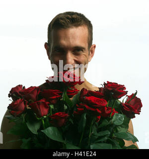L'uomo, sorriso, felice, mazzo di rose, ritratto, modello rilasciato, Cavaliere della Rosa, giovani, umore, espressione, trasmissione, allegria, cade nell'amore, gioia, per favore, sorpresa, rose, rosso, dare, segno di amore, attenzione, 'lasciare fiori parlare', cade nell'amore, amore Foto Stock