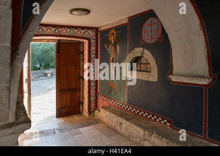 Dipinto di San Michele Arcangelo all'ingresso del monastero Krka, situato nel Parco Nazionale di Krka, Dalmazia, Croazia. Foto Stock