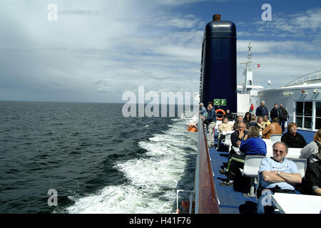 Germania, SCHLESWIG-HOLSTEIN, isola di Fehmarn, Mar Baltico, traghetto "Vogel compagnia aerea, Scandlines', mazzo, passeggeri, nessun modello di rilascio, l'Europa, il Mar Baltico, Fährverbindung tra Rodbyhavn e Puttgarden, nave traghetto, Fährverkehr, navigazione, trasporti, promozione, carica, traghetto per auto, il trasporto personale, cappello solare, turistiche, di riposo e di svago, il periodo di attesa, attraversando, vacanze, viaggi, navigazione, turismo Foto Stock