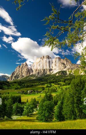 Magnifica vallata con cristallo gruppo di montagna vicino a Cortina d'Ampezzo, Dolomiti, Italia Europa Foto Stock