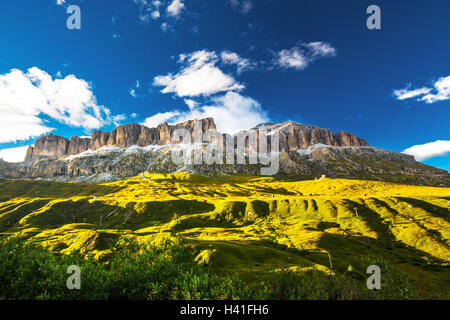Vista verso il Sass Pordoi massiccia nelle Dolomiti, Italia, Europa Foto Stock