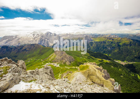 Passo Pordoi strada di montagna e la Marmolada mountain range visto dal Sass Pordoi altopiano in Dolomiti, Italia, Europa Foto Stock