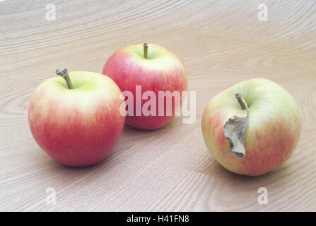 Tavolo in legno, mele, Braeburn, tre completamente, tabella, tavola di legno, superficie di legno, frutta, frutta, pomes, Malus, apple ordina mature, mangiare, nutrizione sana, ricca di vitamine, still life, la fotografia del prodotto Foto Stock