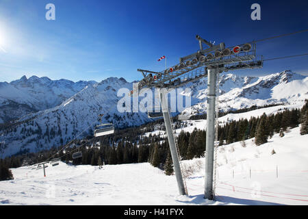 Vista di piste da sci e seggiovie sulla sommità del Fellhorn Ski Resort, Alpi Bavaresi, Oberstdorf, Germania Foto Stock