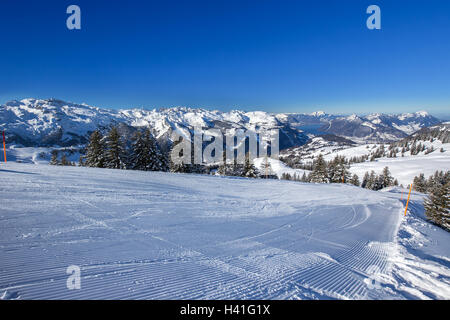 Piste da sci, il Lago di Lucerna e Alpi Svizzere coperti dalla nuova neve visto dal picco Spirstock in Hoch-Ybrig ski resort Foto Stock